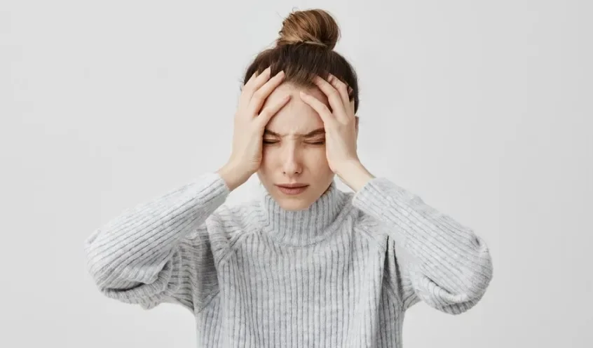 девушка с неврозом держится за голову